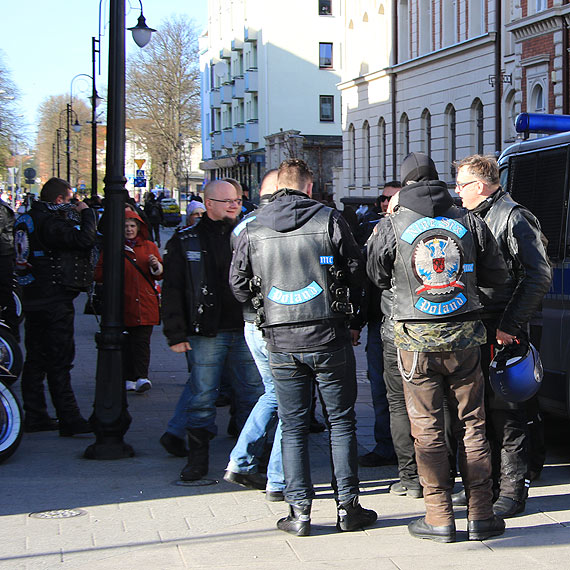 Policjanci oderwali od obiadu motocyklistw z klubu Nine Six. Zobacz film!
