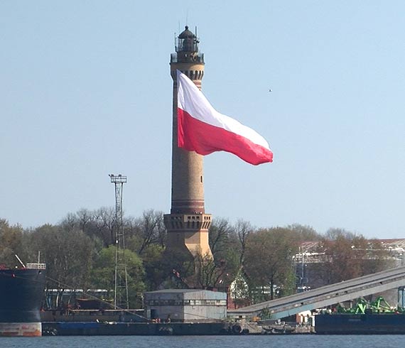 Gigantyczna, biao-czerwona flaga zaopotaa na latarni morskiej w winoujciu! 