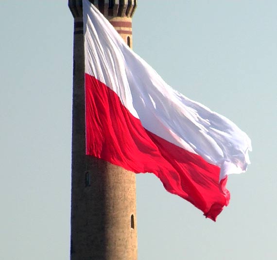 Gigantyczna, bia³o-czerwona flaga za³opota³a na latarni morskiej w ¦winouj¶ciu!