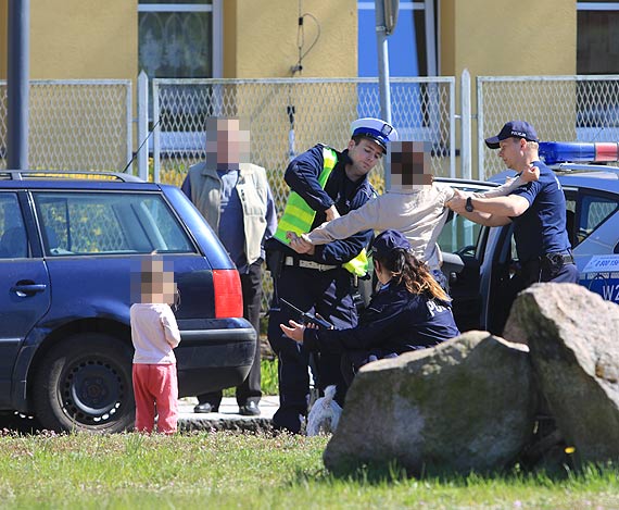 Uciekaa przed policj wiozc w samochodzie mae dziecko oraz psa. Policjanci zatrzymali j przy wjedzie do Komendy Portu Wojennego!