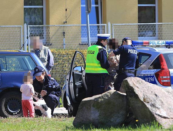 Uciekaa przed policj wiozc w samochodzie mae dziecko oraz psa. Policjanci zatrzymali j przy wjedzie do Komendy Portu Wojennego!