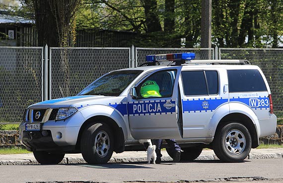 Uciekaa przed policj wiozc w samochodzie mae dziecko oraz psa. Policjanci zatrzymali j przy wjedzie do Komendy Portu Wojennego!