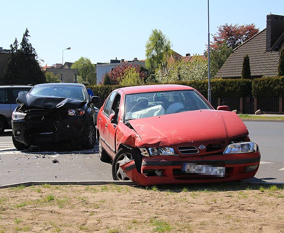 Z matury na czowk! Kierowca nissana nie ustpi pierwszestwa i uderzy w mitsubishi