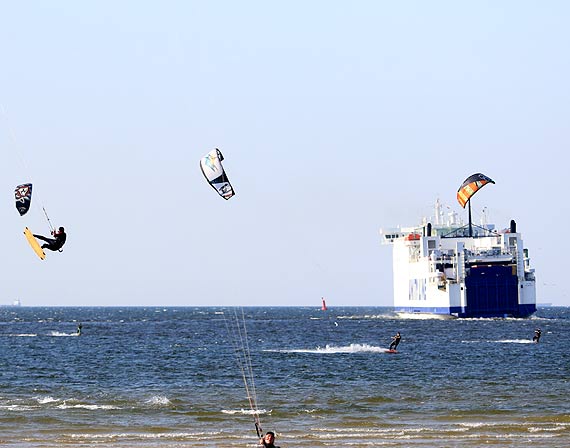 Adrenalina, prdko i podniebne ewolucje! Kilkudziesiciu kitesurferw rozpoczo sezon!