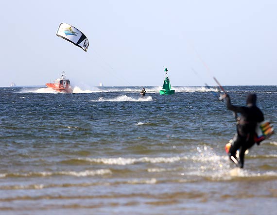 Adrenalina, prdko i podniebne ewolucje! Kilkudziesiciu kitesurferw rozpoczo sezon!