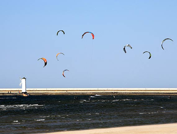 Adrenalina, prdko i podniebne ewolucje! Kilkudziesiciu kitesurferw rozpoczo sezon!