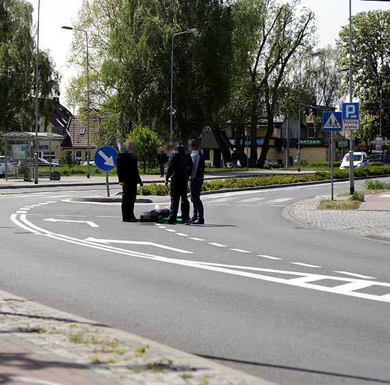 Zataczajc si, upad na rodku ulicy! Z pomoc ruszyli wiadkowie zdarzenia