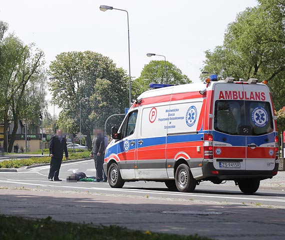 Zataczajc si, upad na rodku ulicy! Z pomoc ruszyli wiadkowie zdarzenia