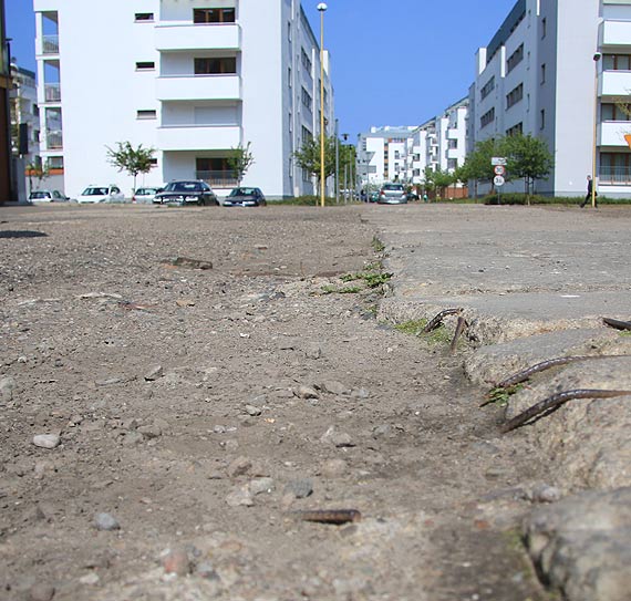 Czytelnik: Wystające pręty zbrojeniowe i płyty w fatalnym stanie - czyli witamy na Chełmońskiego...