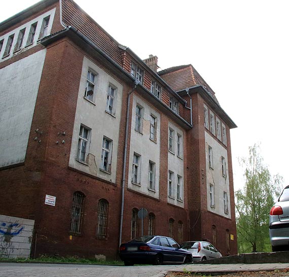 Radny Merchelski: Dachwki z ''Koszar Sztuki'' mog w kazdej chwili spa na samochd lub przechodzc osob!