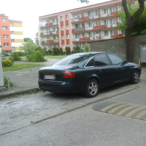 Kto ma audi, ten moe? - mistrz parkowania zablokowa chodnik