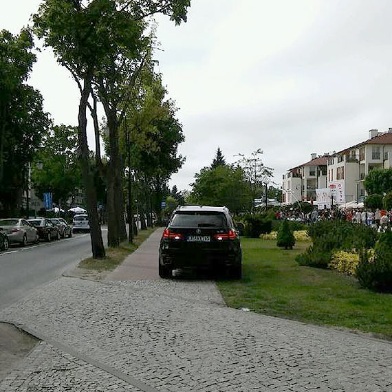 Deptak kusi? Zostawił samochód, bo wolał spacer?