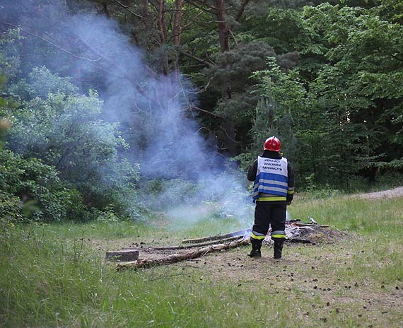 Survival za 500 z przy eromskiego! Do mczyzn ktrzy rozpalili w lesie ognisko, przyjechali straacy i policjanci!