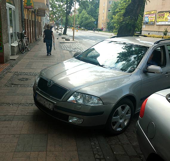 Czytelnik: Jest taki dugi, e a wystaje! Dobrze, e nikt si o niego nie potkn! 