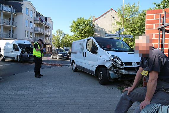 Zderzenie dwch aut dostawczych na skrzyowaniu. Kierowca fiata w szpitalu!
