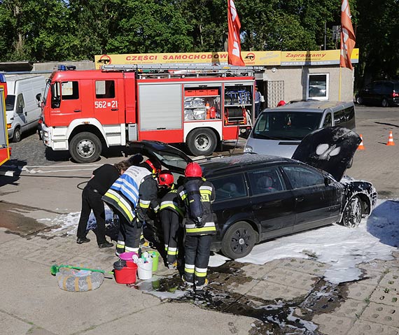 Stojcy na parkingu samochd, nagle si zapali! Z ogniem walczyy dwa zastpy straakw!