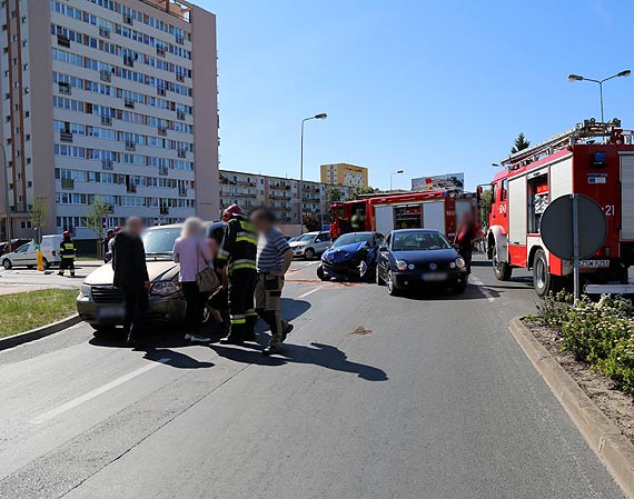 Pechowe skrzyowanie znw zbiera niwo! Tym razem peugeot uderzy w chryslera!