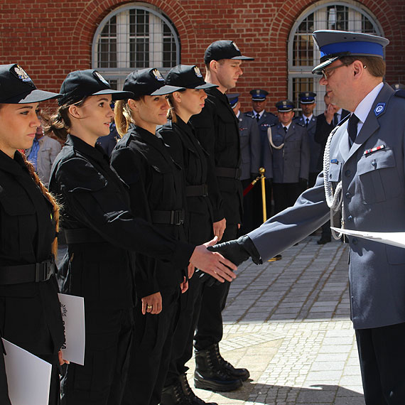 Kolejni nowi policjanci zoyli lubowanie. KMP w winoujciu zasili jeden funkcjonariusz