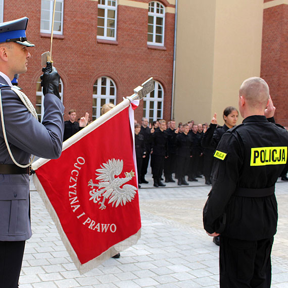 Kolejni nowi policjanci zoyli lubowanie. KMP w winoujciu zasili jeden funkcjonariusz