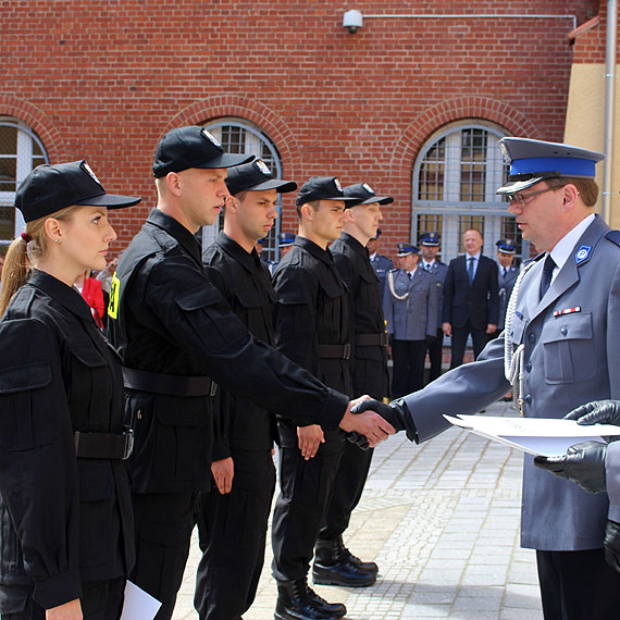 Kolejni nowi policjanci zoyli lubowanie. KMP w winoujciu zasili jeden funkcjonariusz