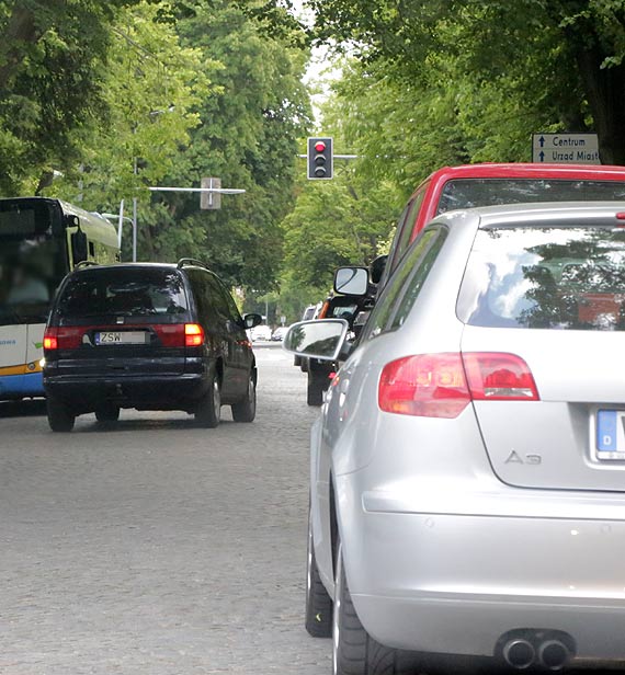 Chamstwo, cwaniactwo i tupet na Wojska Polskiego! Kierowcy wpychaj si w kolejk!