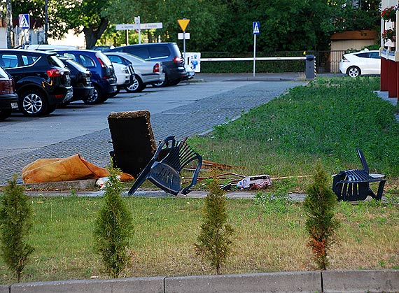 Z mieszkania przy Szkolnej wyleciay krzesa ogrodowe, fotel  i wykadzina. Czyby to emocje po wygranym meczu?