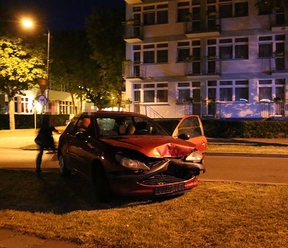 Majc 1,8 promila, poyczy od koleanki samochd i rozbi go na drzewie! 23-letni mistrz kierownicy, spdzi noc w areszcie!