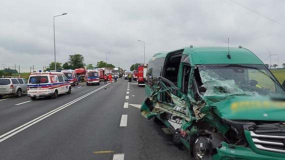 Grony wypadek za Wolinem! Samochody ciarowe zderzyy si czoowo! Pasaerowie z busa otarli si o mier! Zobacz film!