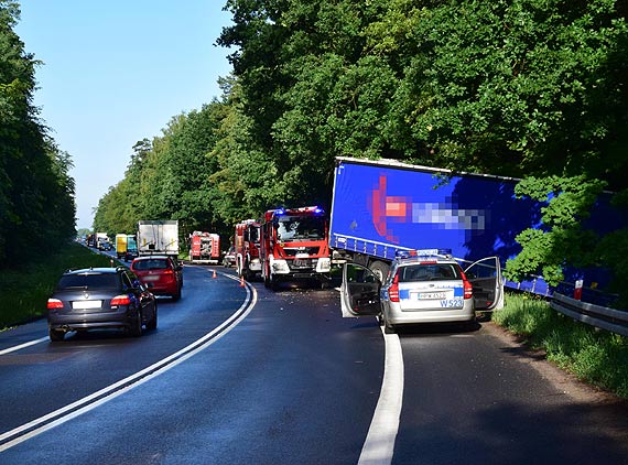 Niebezpieczny wypadek koo Lubiewa, na drodze do winoujcia! W mercedesie pka opona i osobwka wjechaa pod samochd ciarowy!