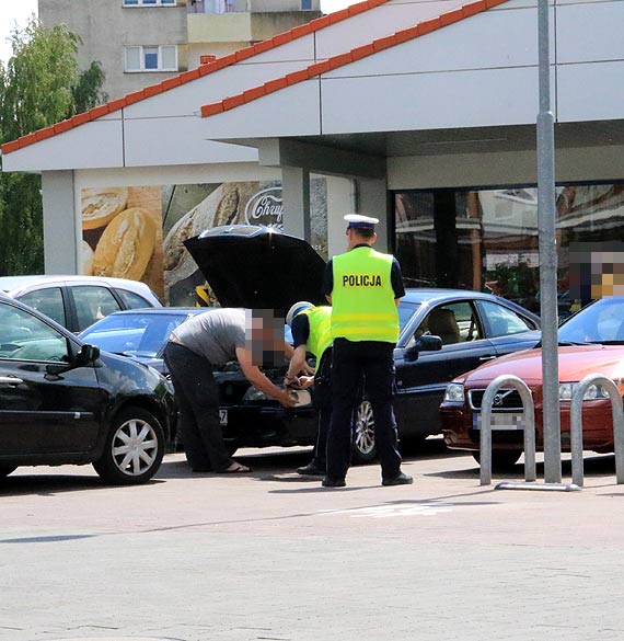 81-latek cofajc na sklepowym parkingu, wjecha w inny samochd!