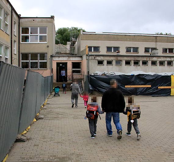 Trudna droga do szkoy uczniw Szstki. Zanim wejd do budynku musz przej przez plac budowy