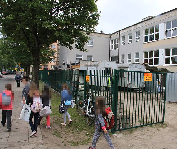 Trudna droga do szkoy uczniw Szstki. Zanim wejd do budynku musz przej przez plac budowy