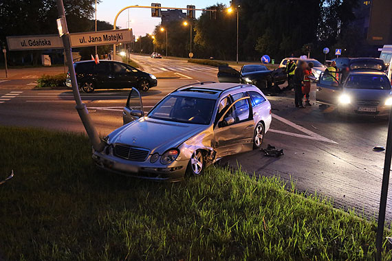 Powana kolizja na skrzyowaniu 11 Listopada z Matejki! Peugeot wymusi pierwszestwo i uderzy w mercedesa!