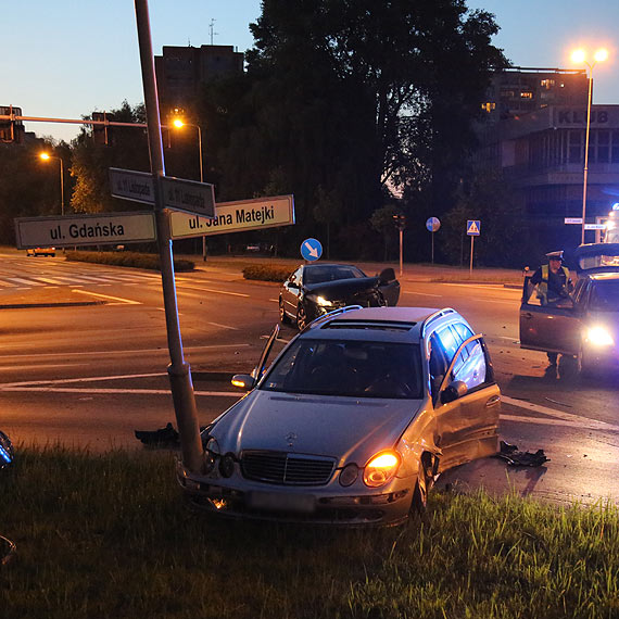 Powana kolizja na skrzyowaniu 11 Listopada z Matejki! Peugeot wymusi pierwszestwo i uderzy w mercedesa!