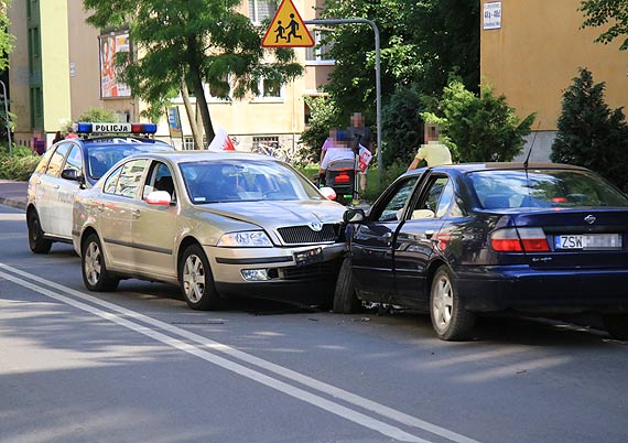 Powana czowka na Konstytucji! Kierowca skody wjecha w nissana!