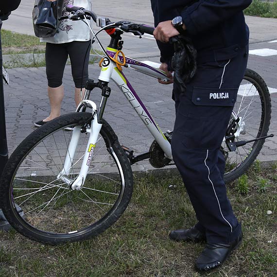 Potrcia rowerzystk bo zagadaa si na przejciu dla pieszych?