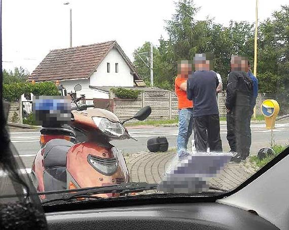 Bliskie spotkanie motorowerzystw na skrzyowaniu ulicy Woliskiej z Ssiedzk