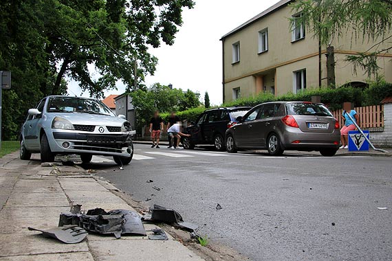 city znak i dwa rozbite samochody! Kolizja na skrzyowaniu Mieszka I i Jana z Kolna!