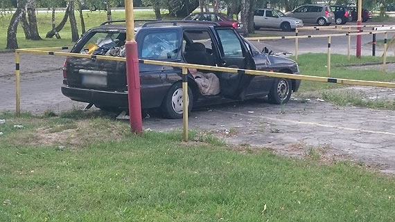 Porzucone auto z bezdomnym jest jak podoona bomba