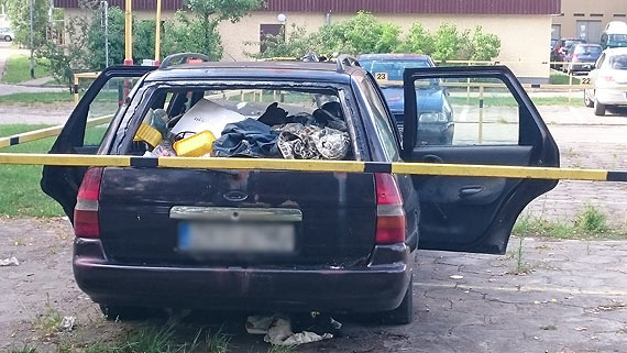 Porzucone auto z bezdomnym jest jak podoona bomba