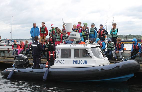 Szczeciscy policjanci edukuj mieszkacw jak bezpiecznie wypoczywa nad wod