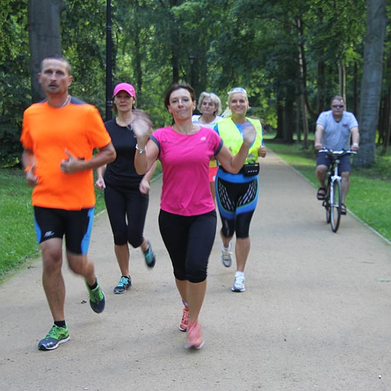 Dziesitki biegaczy na ciekach Parku Zdrojowego.  wiatowa inicjatywa PARKRUN ju take w winoujciu!