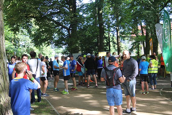 Dziesitki biegaczy na ciekach Parku Zdrojowego.  wiatowa inicjatywa PARKRUN ju take w winoujciu!