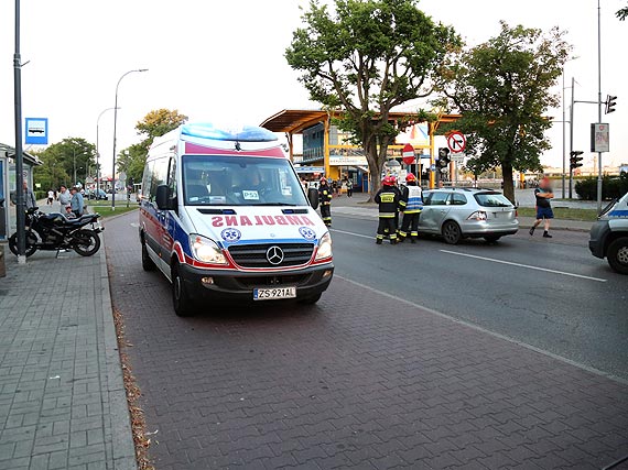 Rozpoczli wakacje od wypadku. Zderzenie motoroweru z osobwk. Kto jest winny?
