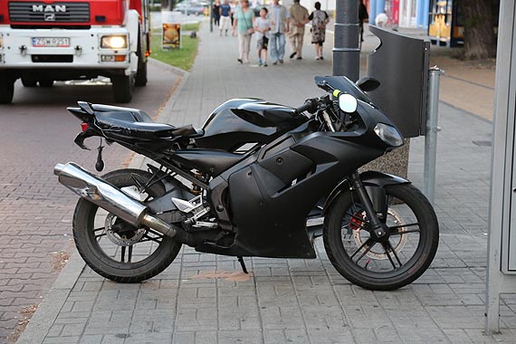 Rozpoczli wakacje od wypadku. Zderzenie motoroweru z osobwk. Kto jest winny?
