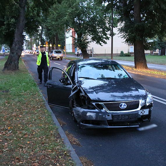 Wjecha w mercedesa i uciekajc prawie zabi kobiet z dzieckiem. Kierowca pod wpywem zosta zatrzymany dopiero przez przechodniw!