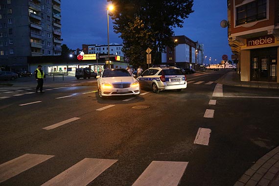 Wjecha w mercedesa i uciekajc prawie zabi kobiet z dzieckiem. Kierowca pod wpywem zosta zatrzymany dopiero przez przechodniw!