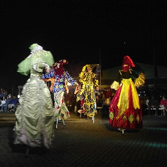 Kijowski Teatr Uliczny Highlights czarowa publiczno w Muszli Koncertowej