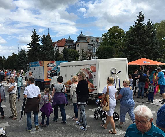 Turysta: Jeszcze pasy tu namalujcie i bramki postawcie z fotoradarami... Co na promenadzie robi ciarwki?!