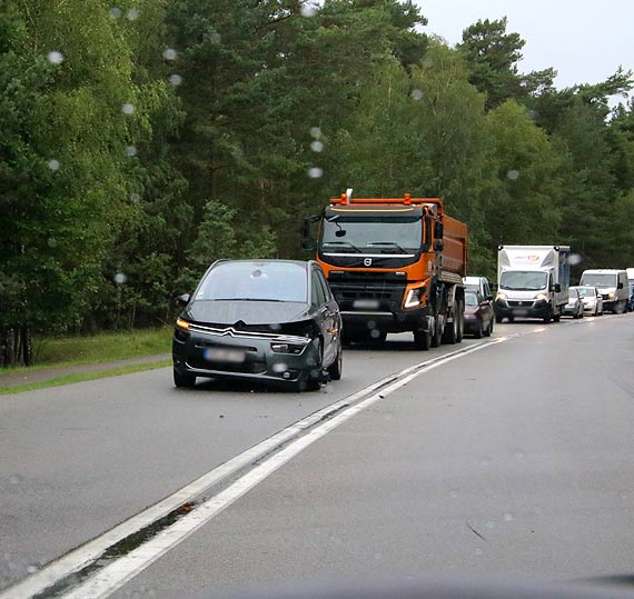 Brak trzeciego pasa zbiera swoje niwa... Kierowca ciarowego forda uderzy w citroena!